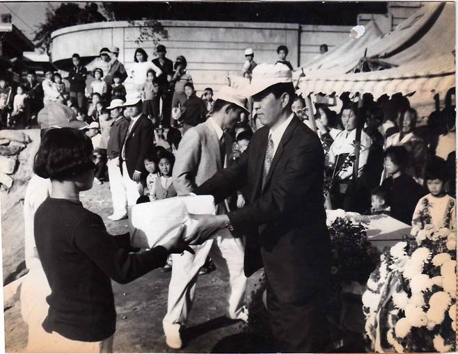 1970년 무렵 일성여중고 전신인 일성고등공민학교에서 주최한 운동회에서 이선재 당시 교사가 학생들에게 상을 주고 있는 모습. 일성여중고 제공
