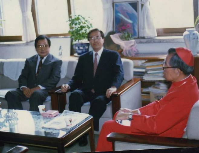 2002년 고(故) 김수환 추기경이 서울 마포구에 위치한 일성여중고에 방문해 이선재 교장과 이야기하는 모습. 일성여중고 제공