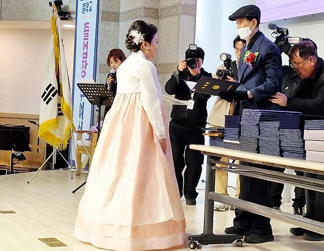 2월 25일 서울 마포구 신촌감리교회에서 열린 일성여중 졸업식 모습. 이선재 교장이 학생들에게 졸업장을 나눠 주고 있다. 일성여중고 제공