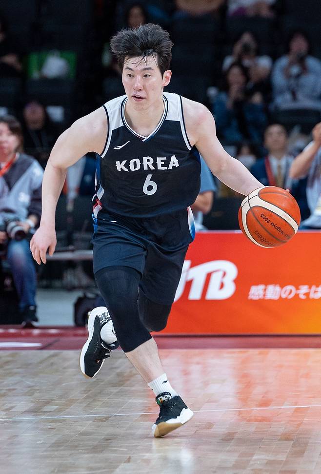 13일 오후 일본 나고야 아이치 인터내셔널 아레나에서 열린 2026 아이치·나고야 아시안게임 남자농구 A조 예선 대한민국과 일본의 경기, 한국 이정현이 드리블을 하고 있다. 뉴스1