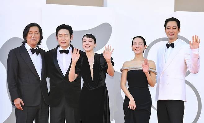 이창동 감독(왼쪽부터)과 배우 설경구, 전도연, 조여정, 조인성이 6일(현지시간) 이탈리아 베네치아에서 열린 제83회 베니스국제영화제 경쟁부문 초청작 ‘가능한 사랑’ 월드프리미어에 참석하고 있다. EPA연합뉴스