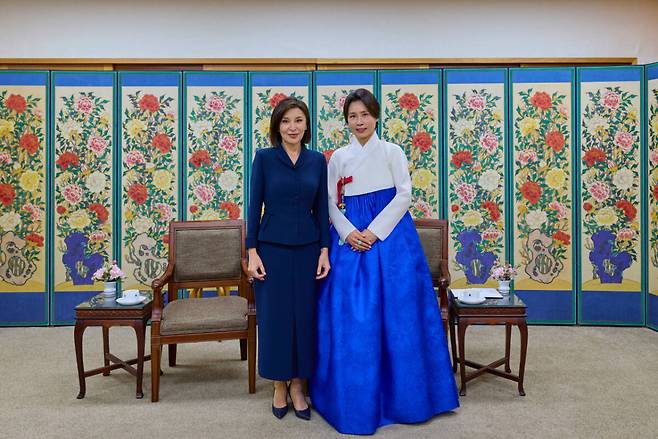 김혜경 여사와 샤브카트 미르지요예프 우즈베키스탄 대통령 부인 지로아트 미르지요예바 여사가 14일 서울 종로구 국립고궁박물관 전시물 관람을 마친 뒤 기념촬영을 하고 있다. 연합뉴스