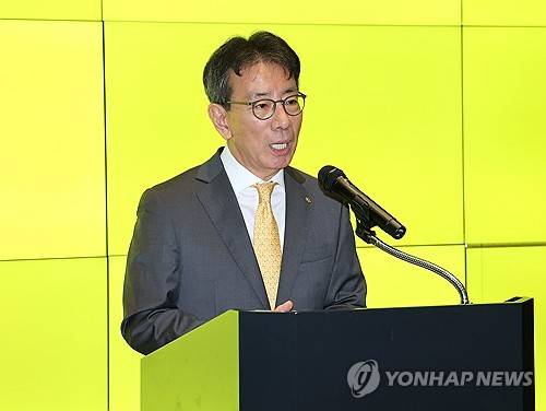 소감 밝히는 이재근 KB금융지주 차기 회장 내정자 (서울=연합뉴스) 김주형 기자 = KB금융지주 차기 회장으로 내정된 이재근 부문장이 14일 서울 여의도 KB금융 신관 로비에서 소감을 밝히고 있다. 2026.9.14 kjhpress@yna.co.kr