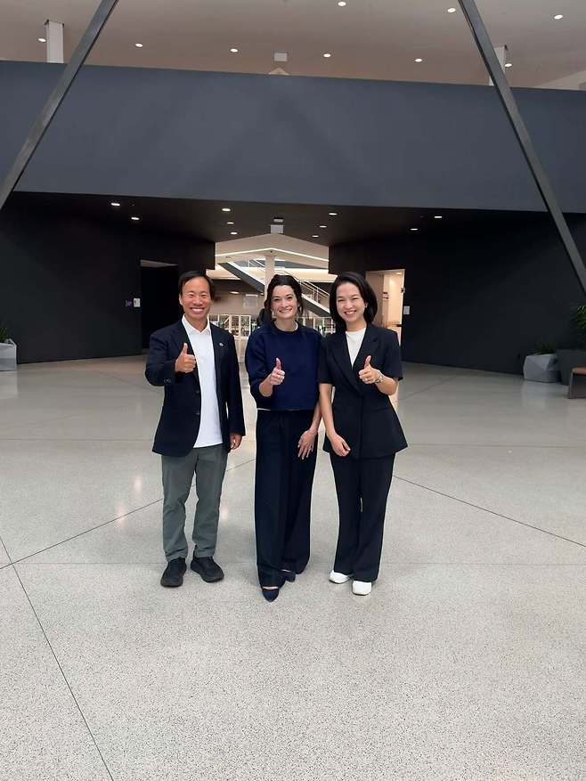 김성훈 업스테이지 대표(왼쪽)와 메디슨 황 엔비디아 수석이사(가운데)가 기념촬영을 하고 있다. 김성훈 대표 페이스북 캡처