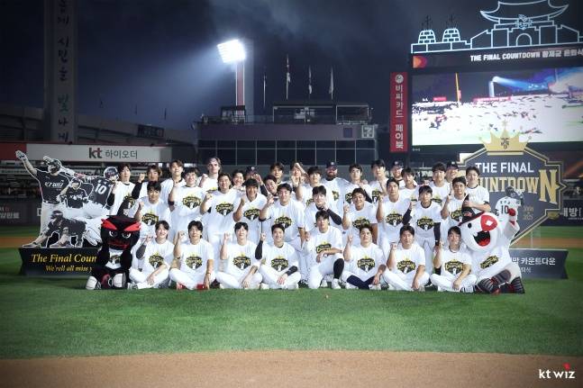 황재균이 13일 수원 롯데전을 마치고 열린 자신의 은퇴식 기념행사에서 KT 선수단과 마지막 사진을 남겼다. /사진=KT 위즈 제공