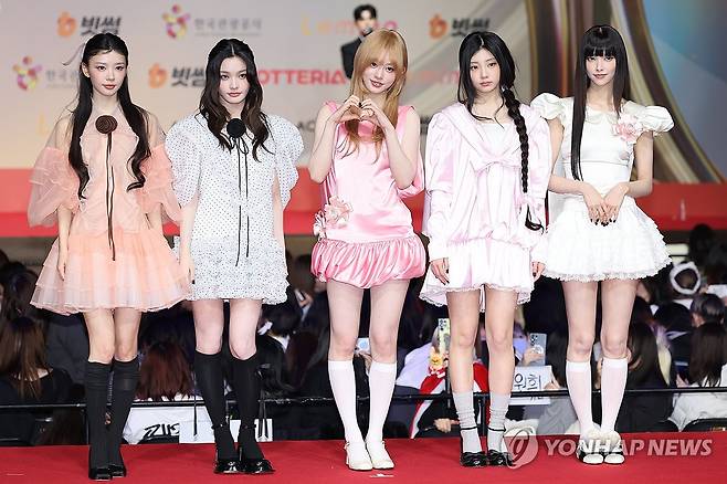 포즈 취하는 아일릿 (인천=연합뉴스) 류효림 기자 = 그룹 아일릿이 25일 인천 영종도 인스파이어 엔터테인먼트 리조트에서 열린 2025 SBS 가요대전 레드카펫 행사에서 포즈를 취하고 있다. 2025.12.25 ryousanta@yna.co.kr