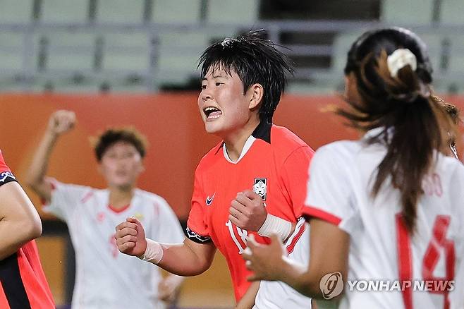 김민지 '좋았어' (오사카=연합뉴스) 서대연 기자 = 14일 일본 오사카 얀마 스타디움 나가이에서 열린 2026 아이치·나고야 아시안게임 여자 축구 조별리그 1차전 대한민국과 미얀마의 경기.
한국 김민지가 추가골을 넣은 뒤 기뻐하고 있다. 2026.9.14 dwise@yna.co.kr