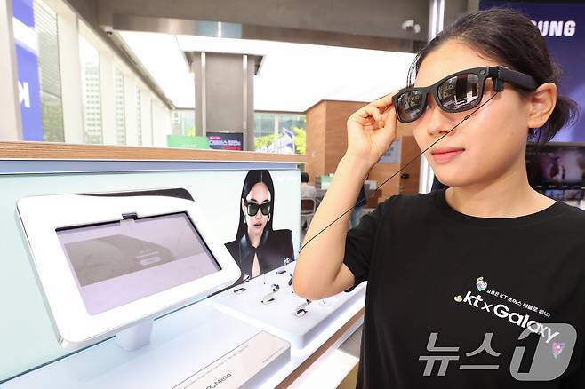 메타의 인공지능(AI) 안경 ‘레이벤 메타(Ray-Ban Meta)'가 출시된 23일 오전 서울 종로구 KT플라자 광화문 온맞이점에서 직원이 제품을 살펴보고 있다. (공동취재) 2026.7.23 ⓒ 뉴스1 권현진 기자