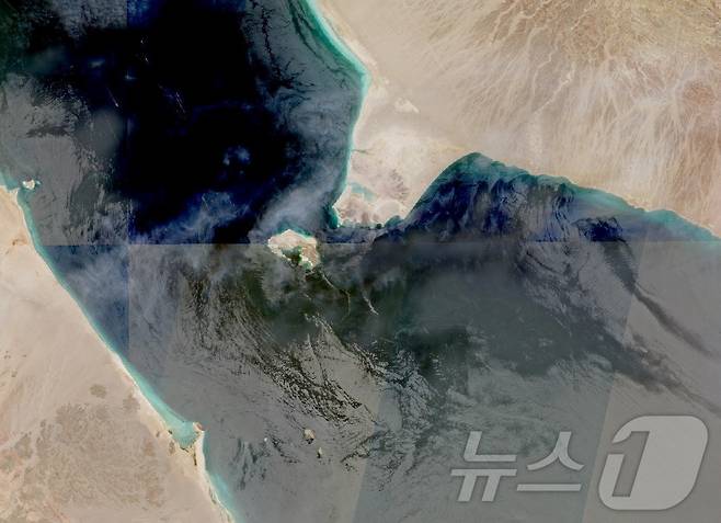 홍해와 아덴만을 잇는 바브엘만데브 해협 위성사진.(NASA 월드와이드뷰) 2026.7.12 ⓒ 로이터=뉴스1