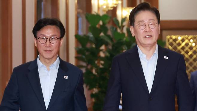 이재명 대통령과 김민석 더불어민주당 대표가 지난달 25일 청와대에서 열린 민주당 신임 당지도부 만찬 간담회에 함께 입장하고 있다. /뉴스1