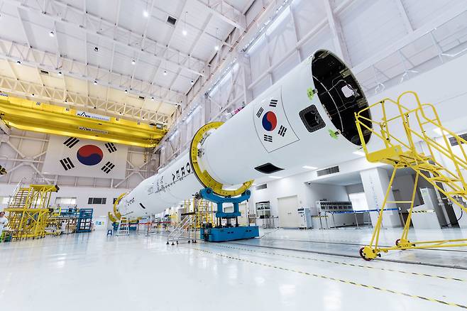 지난 14일 전남 고흥 나로우주센터 발사체종합조립동에서 1·2단이 결합된 누리호 5호기의 모습./한국항공우주연구원