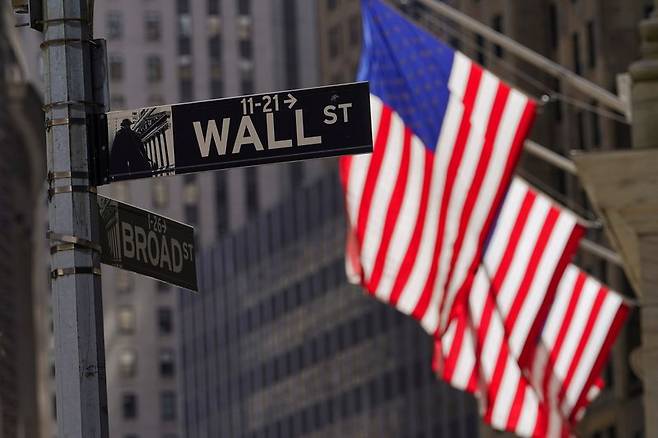 미국 뉴욕 뉴욕증권거래소(NYSE) 앞에 성조기가 걸려 있는 모습.AP뉴시스