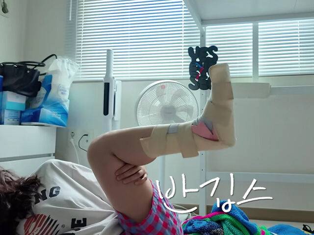 박경혜가 깁스한 다리를 보여줬다. / 유튜브 '경혜볼래'