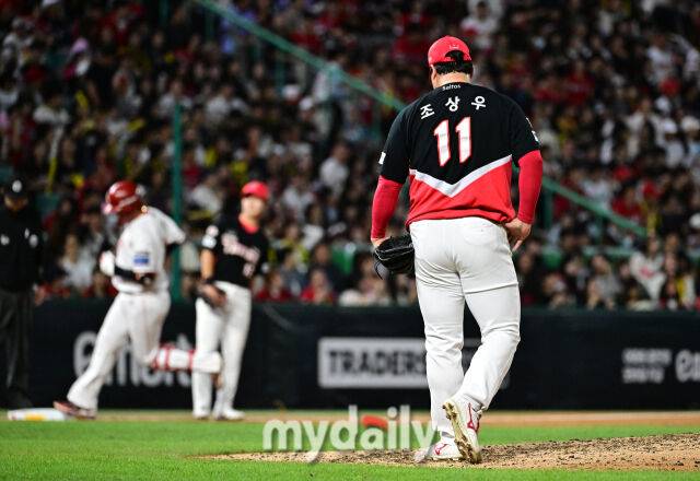 2026년 9월 15일 오후 인천 SSG랜더스필드에서 열린 '2026 신한 SOL KBO리그' KIA 타이거즈와 SSG 랜더스의 경기. KIA 조상우가 5회말 2사 2.3루서 SSG 고명준에게 3점 홈런을 맞고 허탈해하고 있다./인천=유진형 기자 zolong@mydaily.co.kr