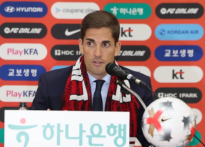 로베르트 모레노 대한민국 축구대표팀 임시 감독이 14일 충남 천안시 코리아풋볼파크에서 열린 취임식 및 친선경기 명단발표 기자회견에서 소감을 밝히고 있다. 뉴시스
