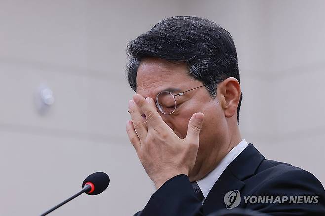 안경 고쳐 쓰는 김승원 법무장관 후보자 (서울=연합뉴스) 신현우 기자 = 김승원 법무부 장관 후보자가 15일 국회 법제사법위원회에서 열린 인사청문회에서 안경을 고쳐쓰고 있다. 2026.9.15 nowwego@yna.co.kr