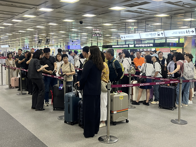 사람이 붐비고 있는 대구공항 국제선 터미널. 김정원 기자
