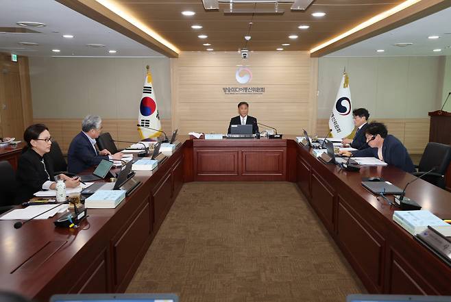 방송미디어통신위원회 고민수 상임위원(가운데)이 16일 정부과천청사에서 '2026년 제35차 전체회의'를 진행하고 있다. 사진=방미통위