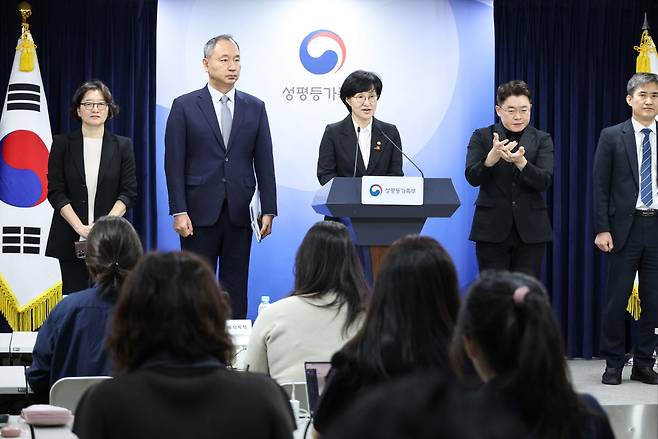 원민경 성평등가족부 장관이 16일 서울 종로구 정부서울청사에서 임신중지 약물 도입 방안 브리핑을 하고 있다. (사진=연합뉴스)