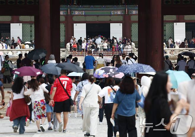 제78주년 제헌절인 17일 오전 서울 종로구 경복궁이 시민과 외국인 관광객들로 붐비고 있다. 2026.7.17 ⓒ 뉴스1 김민지 기자