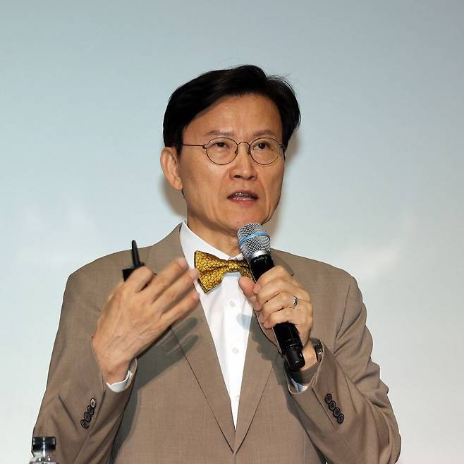 지난 9일 서울 송파구 롯데월드타워 롯데시네마에서 열린 AI World 2026에서 김명주 인공지능안전연구소 소장이 강연을 하고 있다. 사진=서동일 기자