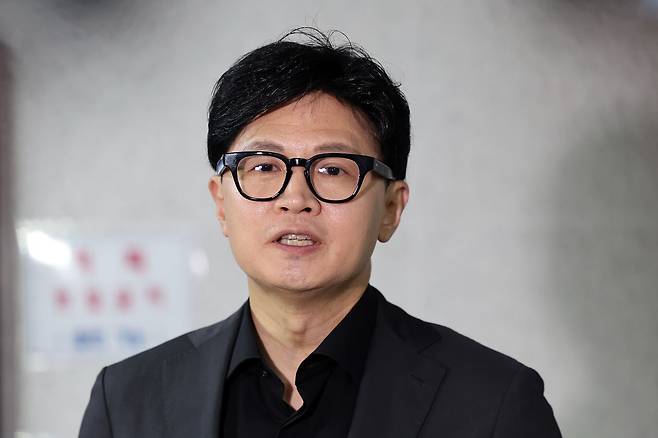 한동훈 무소속 의원이 15일 오후 서울 여의도 국회 의원회관에서 김승원 법무부 장관 후보자와 김민석 더불어민주당 대표 등과 관련한 현안 브리핑을 하고 있다. 뉴스1