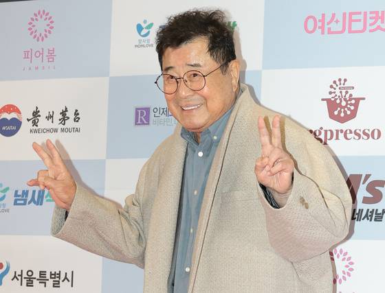 배우 백일섭씨가 2025년 12월 10일 오후 서울 용산구 서울 드래곤시티에서 열린 ‘2025 서울국제영화대상’ 레드카펫 행사에 참석해 인사를 하고 있다. 뉴스1