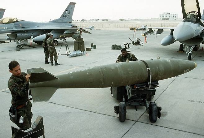 1991년 걸프전 당시 미 공군 장병들이 F-16 전투기에 장착할 MK-84 항공폭탄을 취급하는 모습. 이번 미국의 대이스라엘 무기 판매안에는 같은 기종의 폭탄 2만 발이 포함됐다. 자료사진. 퍼블릭 도메인