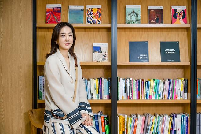 백수미 한세예스24문화재단 이사장이 서울경제신문과 인터뷰에 앞서 동남아시아문학총서와 문화예술 프로그램을 소개하고 있다. 조태형 기자
