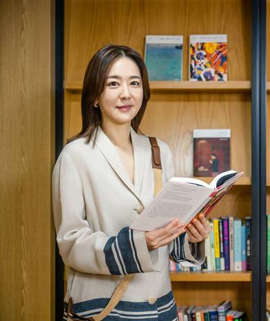 백수미 한세예스24문화재단 이사장이 서울경제신문과 인터뷰에 앞서 동남아시아문학총서와 문화예술 프로그램을 소개하고 있다. 조태형 기자