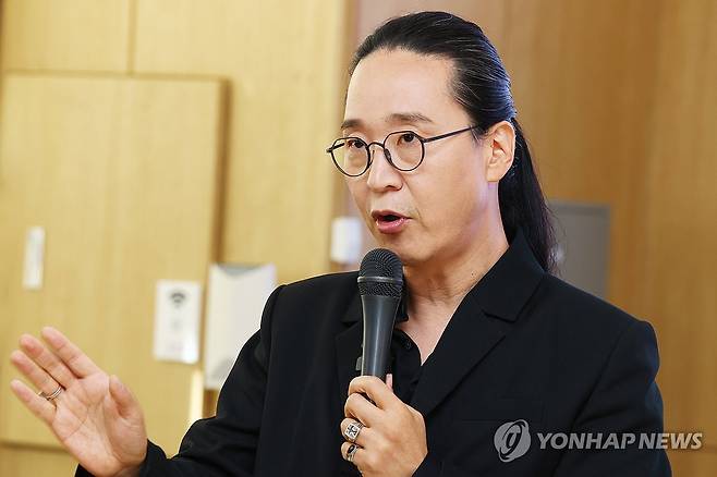 질문에 답하는 송길영 작가 (서울=연합뉴스) 진연수 기자 = 송길영 작가가 16일 서울 종로구 필원에서 열린 신간 '시대예보: 수고인류의 시간' 출간 기자간담회에서 질문에 답하고 있다. 2026.9.16 jin90@yna.co.kr