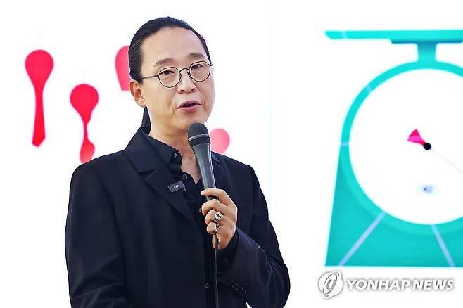 질문에 답하는 송길영 작가 (서울=연합뉴스) 진연수 기자 = 송길영 작가가 16일 서울 종로구 필원에서 열린 신간 '시대예보: 수고인류의 시간' 출간 기자간담회에서 질문에 답변하고 있다. 2026.9.16 jin90@yna.co.kr