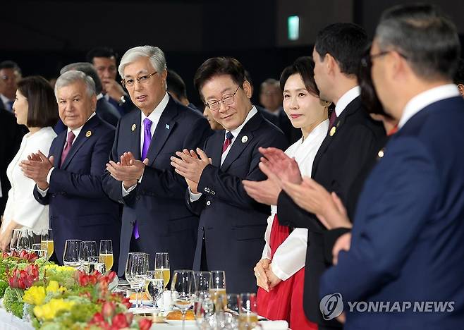 한·중앙아시아 정상회의 공식 만찬 (서울=연합뉴스) 박동주 기자 = 이재명 대통령과 김혜경 여사가 16일 서울 한 호텔에서 열린 2026년 제1차 한·중앙아시아 정상회의 공식 만찬에 입장해 있다. 2026.9.16 pdj6635@yna.co.kr