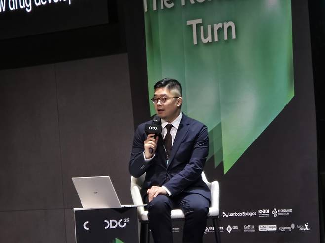 타일러 리(Tyler Lee) 케이론 부사장(VP)이 17일 경기도 성남 판교 차바이오컴플렉스에서 열린 ODC 2026에서 'AI가 이끄는 바이오테크의 미래' 세션을 진행하고 있다. 사진=이병현 기자
