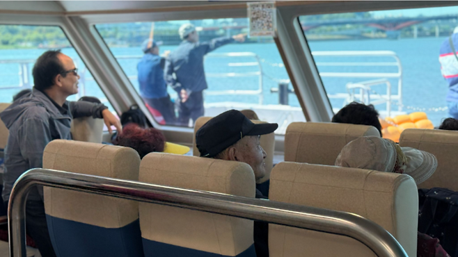 ▲여의도에서 마곡으로 향하는 한강버스를 이용하는 탑승객들. 사진=김가현 인턴기자