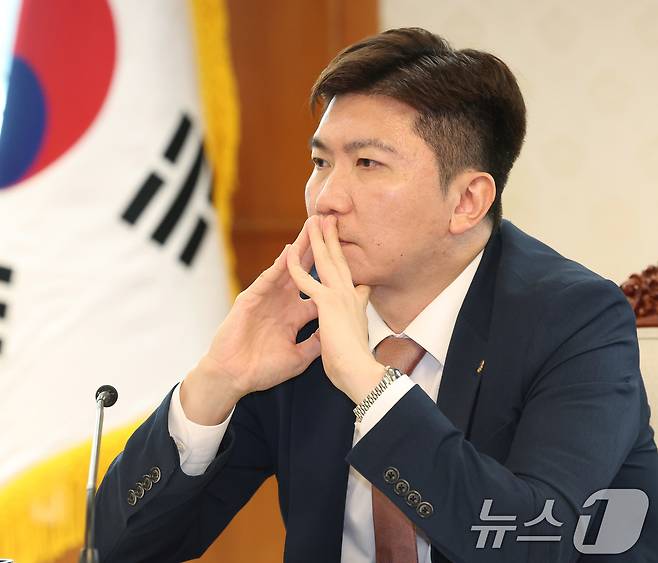 유승민 대한체육회장이 4일 오후 서울 종로구 정부서울청사에서 열린 국가스포츠정책위원회 첫 회의에 참석, 생각에 잠겨 있다. 2026.9.4 ⓒ 뉴스1 이종덕 기자