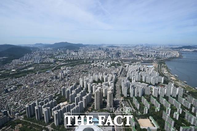 잠실주공5단지 재건축 조합은 다음달부터 분양신청을 받고 내년 1월 관리처분계획 총회, 내년 2~3분기 관리처분계획인가 및 이주를 목표로 잡았다. 조합은 지난 7월 사업시행계획인가를 받았다. 사진은 잠실 일대 아파트 전경. /김성렬 기자