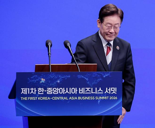 이재명 대통령이 16일 서울의 한 호텔에서 열린 제1회 한·중앙아시아 비즈니스 서밋에서 연설을 마친 뒤 인사하고 있다. 조직위 제공