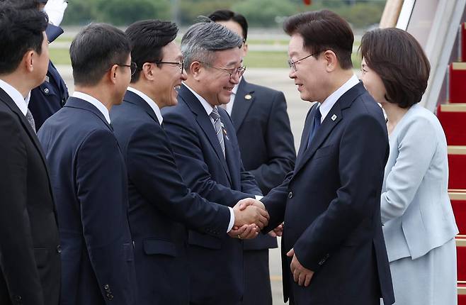 프랑스 국빈 방문 일정을 마치고 귀국한 이재명 대통령이 10일 성남 서울공항에서 환영나온 김민석 더불어민주당 대표와 인사하고 있다. 왕태석 선임기자
