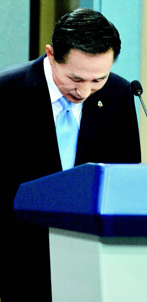 이명박 대통령이 청와대 춘추관에서 열린 쇠고기 파동과 관련한 특별기자회견에 앞서 고개 숙여 인사하고 있다. 중앙포토