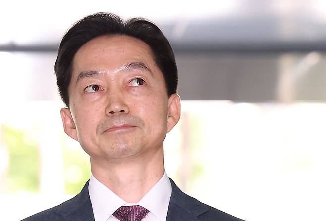 김지용 중대범죄수사청장 후보자가 8일 오후 서울 종로구 정부서울청사 창성동 별관에 마련된 인사청문회 준비단 사무실로 첫 출근하며 취재진의 질문에 답하고 있다. 뉴스1