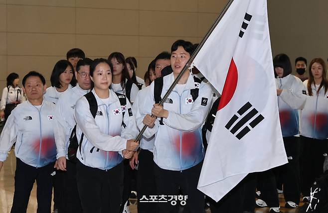 2026 아이치·나고야 아시안게임에 출전하는 대한민국 선수단 본단이 17일 인천국제공항 제2여객터미널에서 단기를 든 신유빈(탁구)과 서승재(배드민턴)를 선두로 출국장으로 향하고 있다. 2026.9.17 강윤중 선임기자