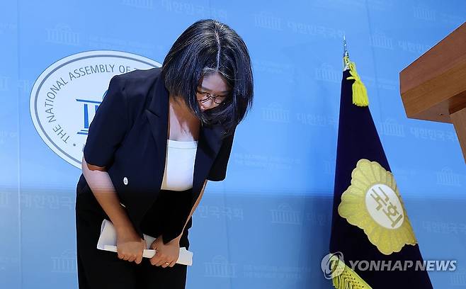용혜인, '성평등가족부 장관 후보직' 자진 사퇴 (서울=연합뉴스) 이동해 기자 = 용혜인 성평등가족부 장관 후보자가 13일 국회 소통관에서 후보직 자진 사퇴 기자회견을 마친 뒤 고개 숙여 인사하고 있다. 2026.9.13 eastsea@yna.co.kr
