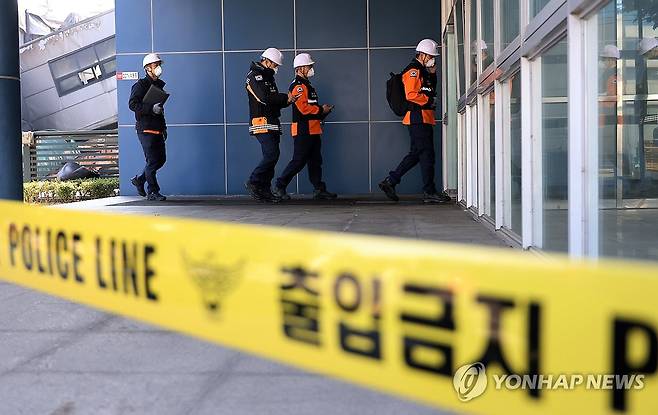 안전공업 주식회사 화재 합동 감식 (대전=연합뉴스) 이주형 기자 = 23일 대전 대덕구 소재 자동차 부품 제조업체인 안전공업 주식회사 화재 합동 감식에 나선 감식 당국 관계자들이 안전공업 건물 안으로 진입하고 있다. 2026.3.23 coolee@yna.co.kr