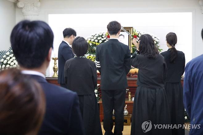 안전공업 희생자 마지막 발인 (대전=연합뉴스) 이주형 기자 = 안전공업 화재 참사 희생자의 마지막 발인이 30일 대전의 한 장례식장에서 엄수되고 있다. 2026.3.30 coolee@yna.co.kr