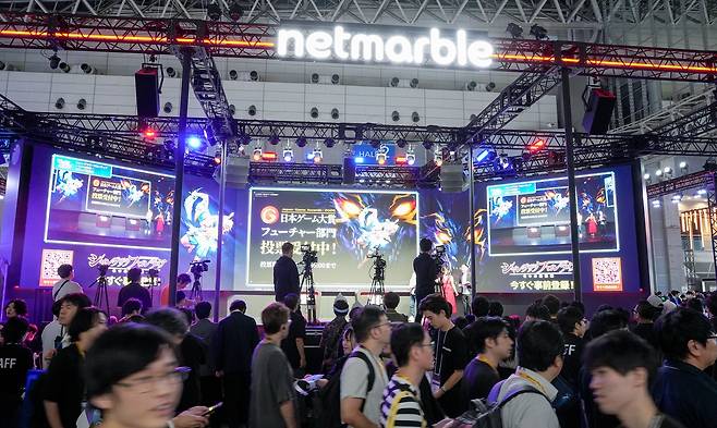 인파 몰린 넷마블 부스 (지바=연합뉴스) 김주환 기자 = 도쿄게임쇼(TGS) 2026 개막일인 17일 일본 지바현 마쿠하리 멧세 전시장 내부의 넷마블 부스 앞을 관람객들이 지나가고 있다. 2026.9.17 jujuk@yna.co.kr