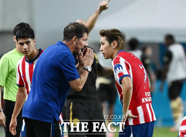 아틀레티코 마드리드의 새로운 7번 이강인은 디에고 시메오네 감독을 만나 축구 재능을 활짝 꽃피우며 알레띠의 심장으로 거듭나고 있다. 사진은 2026 쿠팡플레이 시리즈에서 시메오네 감독의 지시를 듣는 이강인./더팩트 DB