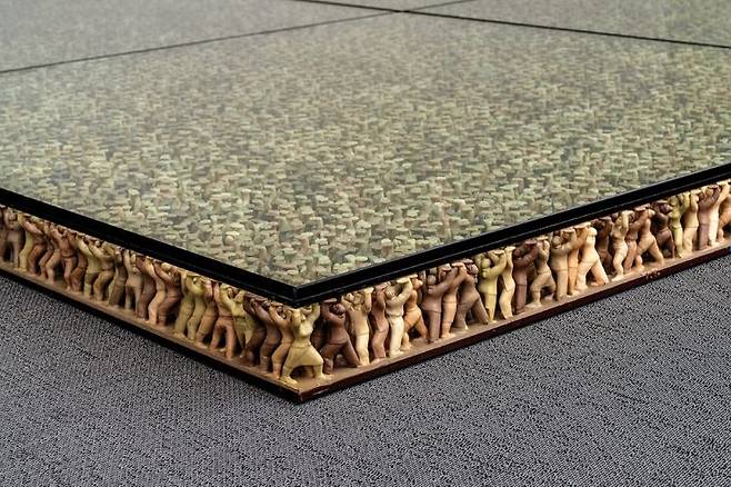 서도호, 'Floor Module', 1997~2000, 세부 모습. 인종과 성별이 다른 작은 PVC 인물들이 유리판을 떠받치는 구조로, 개인과 집단의 관계를 탐구해온 서도호의 대표적 'Floor' 연작이다. 현재 국립현대미술관 서울관에서 개인전이 열리고 있다. 케이옥션
