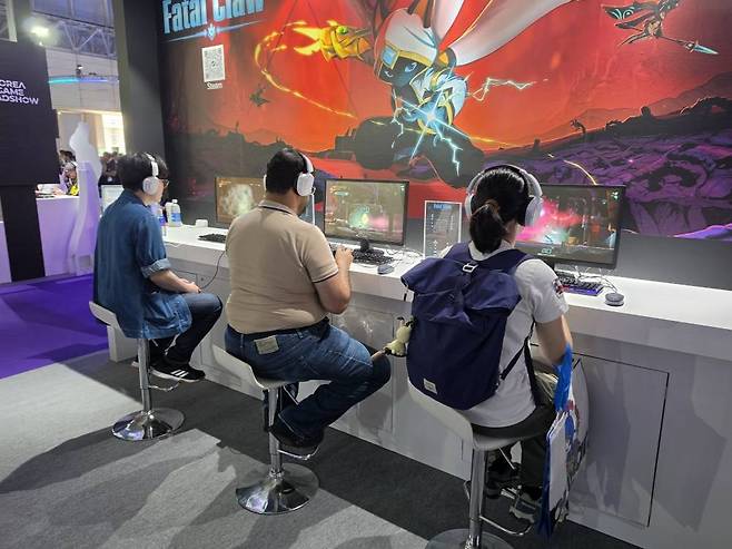 페이탈 클로를 즐기는 이용자들