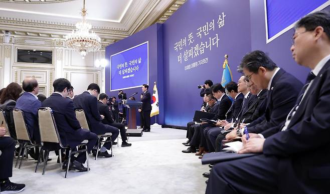 이재명 대통령이 18일 청와대 영빈관에서 취임 후 일곱 번째 기자회견을 하고 있는 가운데 참모진이 무거운 표정으로 배석해 내용을 메모하고 있다. 왕태석 선임기자